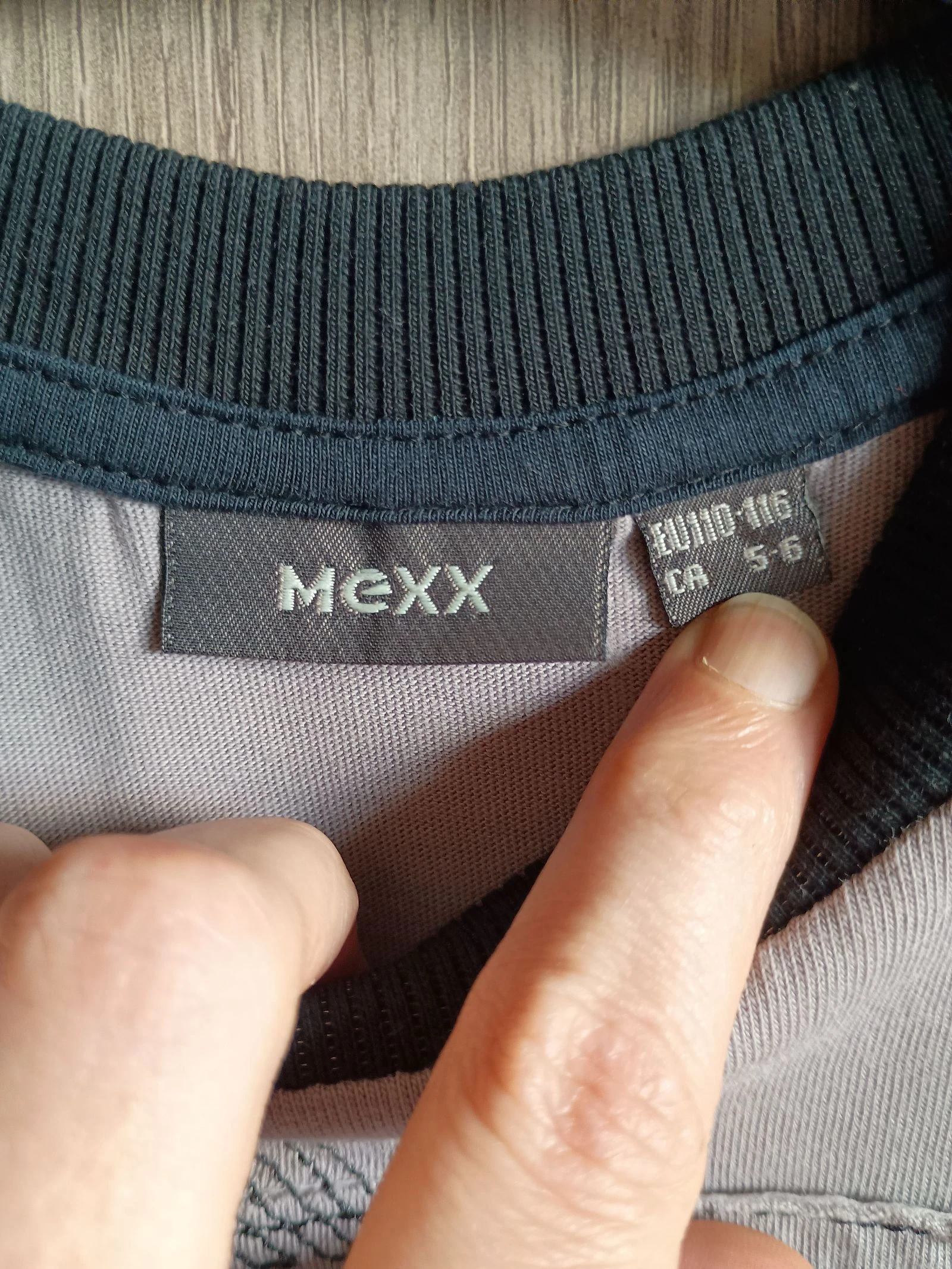 Camiseta gris Mexx Ringer con logo bordado, talla 116 – photo 3